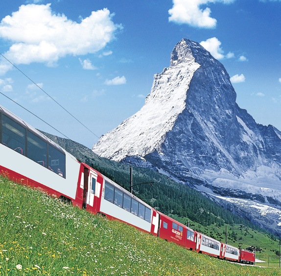 Trein van de Glacier Express in de omgeving van Zermatt met de Matterhorn op de achtergrond.