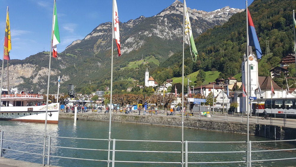 Stoomraderboot en Gotthard Panorama Express bij het treinstation Flüelen in Zwitserland. Hier stap je over van de boot op de trein of vice versa.