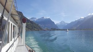 Stoomraderboot op de Vierwaltstättersee van Flüelen naar Luzern. Deze boottocht is onderdeel van het traject van de Gotthard Panorama Express.