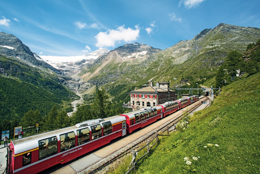 Treinstation Alp Grüm hier maakt de Bernina Express tijdens de treinreis een korte stop.