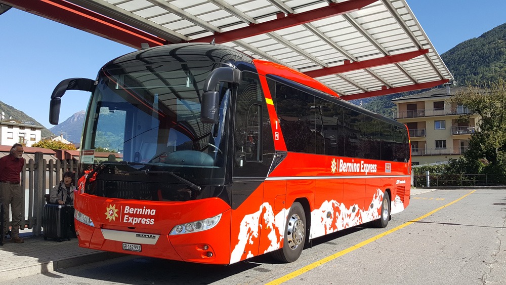 Bernina Express bus bij het treinstation van Tirano in Italië. Deze bus rijdt op het traject Lugano-Tirano.