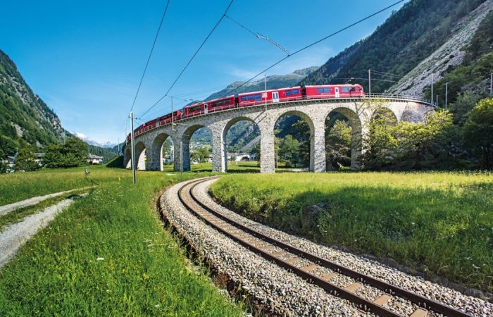 Treinreis met de Bernina Express van Tirano naar Chur, de oudste stad van Zwitserland. Een hoogtepunt van de reis is het cirkelviaduct bij Brusio