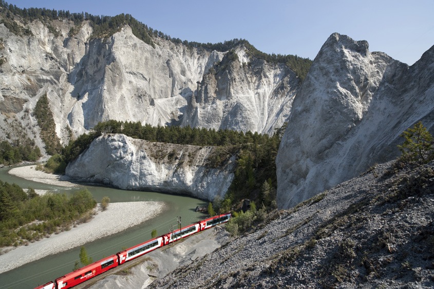Treinreis met de Glacier Express in de Rijnkloof van Zwitserland.