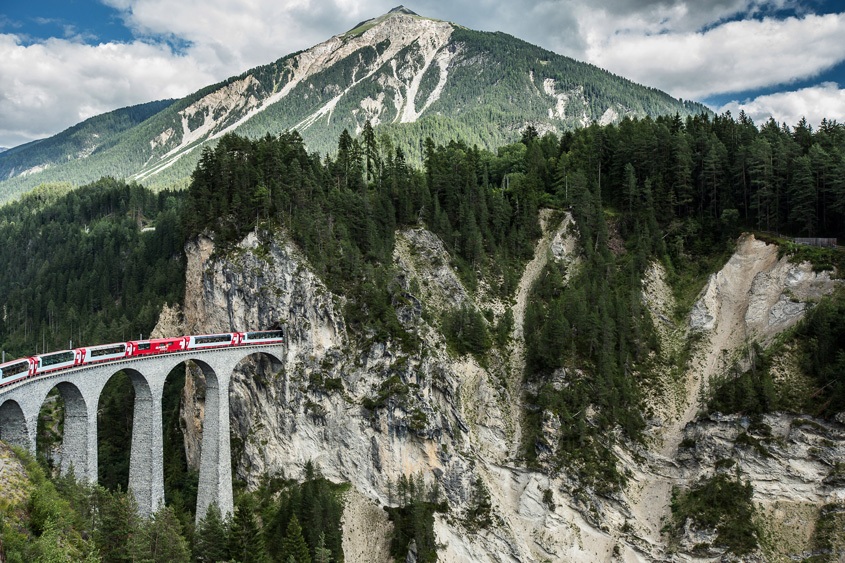 Treinreis Glacier Express over het Landwasser viaduct bij Filisur in Zwitserland.