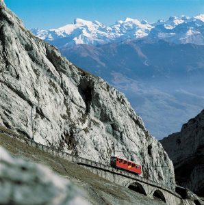 Met de steilste tandradbaan ter wereld van de Pilatus Bahn naar de top van de berg Pilatus bij Luzern in Zwitserland.