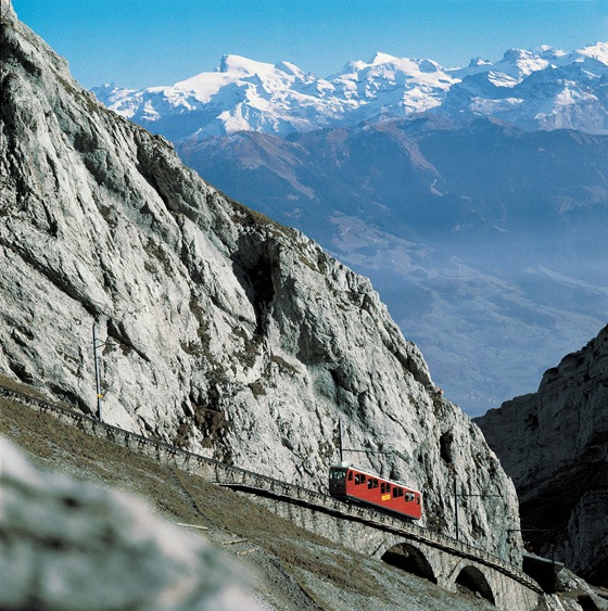 Met de steilste tandradbaan ter wereld van de Pilatus Bahn naar de top van de berg Pilatus bij Luzern.