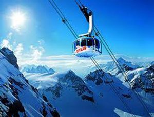 Met de draaiende gondel Titlis Rotair vanuit Engelberg in Zwitserland naar de top van de berg Titlis.