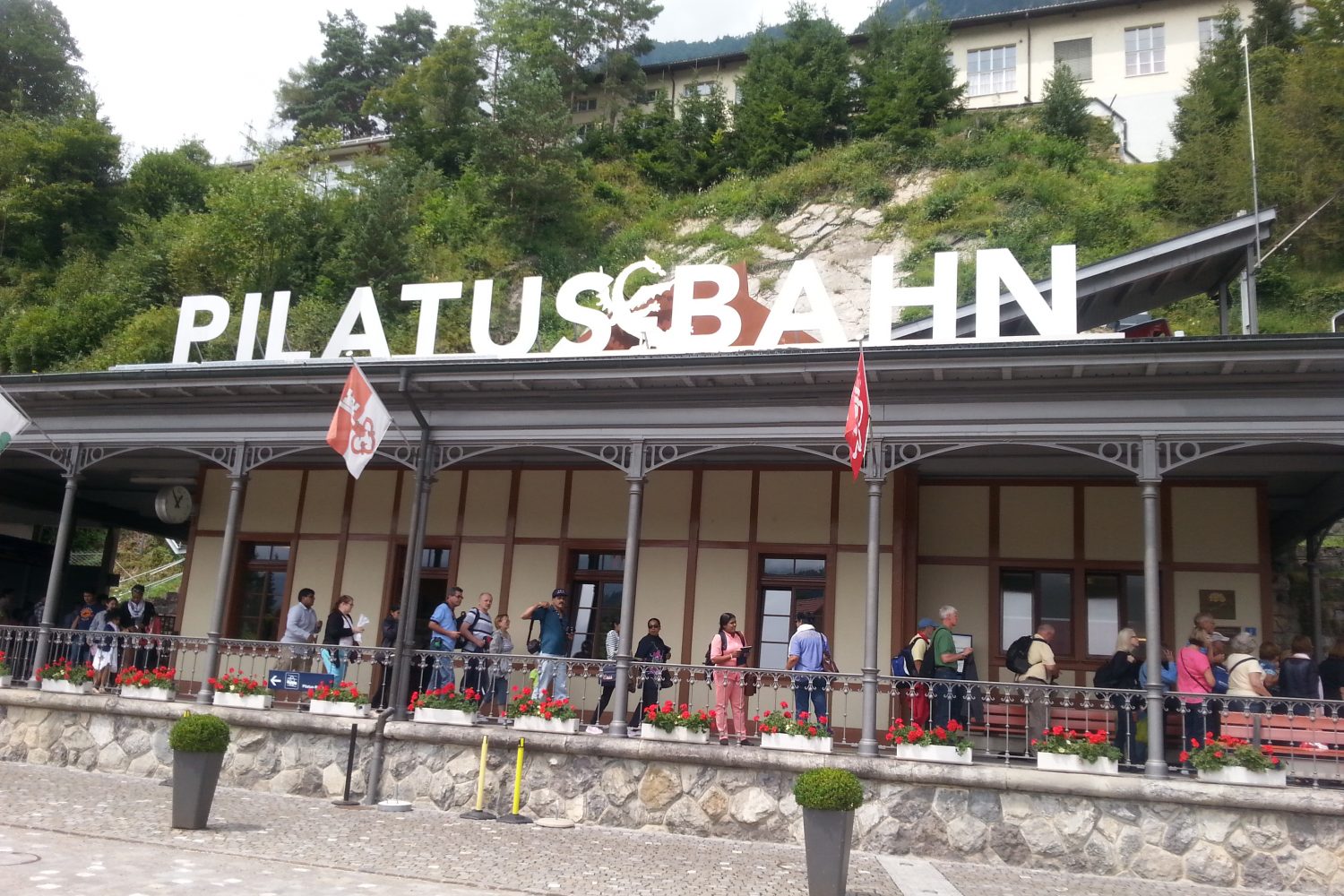 Treinstation van de tandradbaan Pilatus Bahn. De steilste tandradbaan ter wereld.