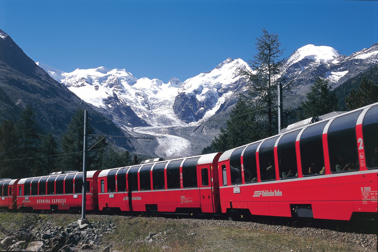 Panorama trein van de Bernina Express met Morteratsch gletsjer op de achtergrond.