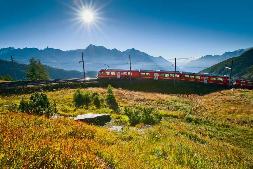 Trein van de Rhaetische Bahn op het traject van de Bernina Express onderweg naar het dal van Poschiavo.