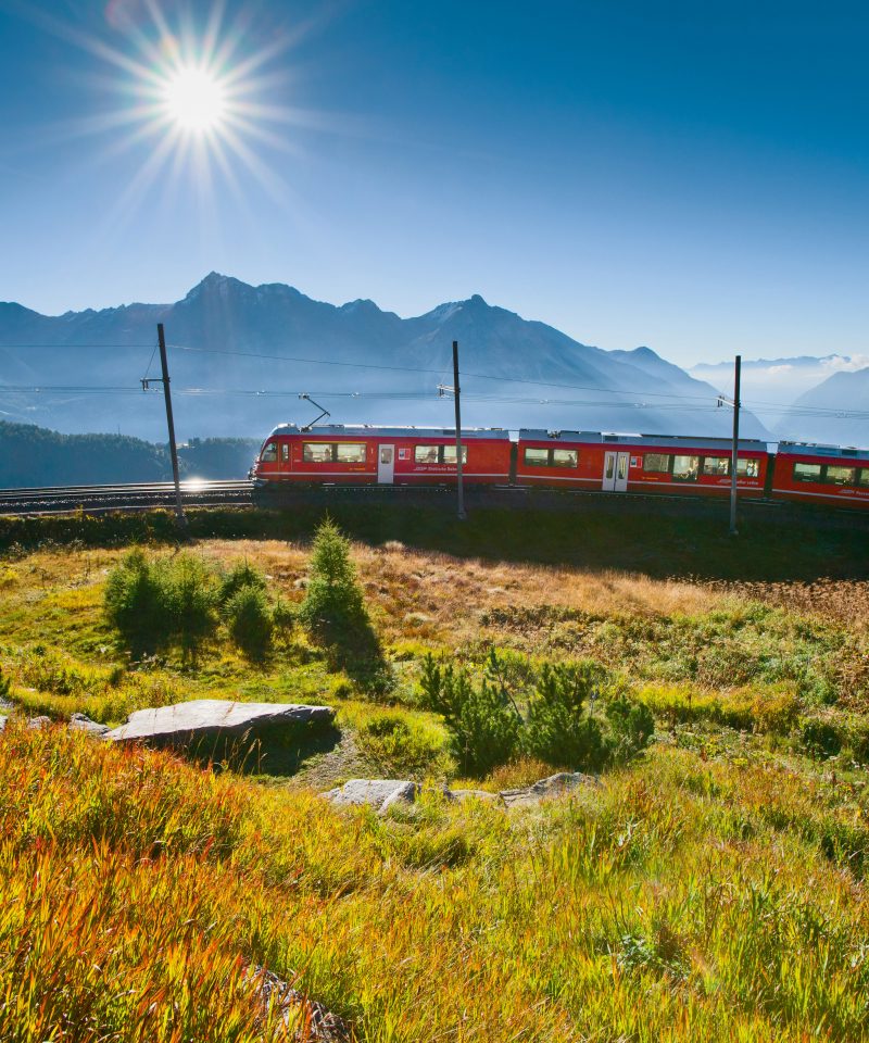 Trein van de Rhaetische Bahn op het traject van de Bernina Express onderweg naar het dal van Poschiavo.