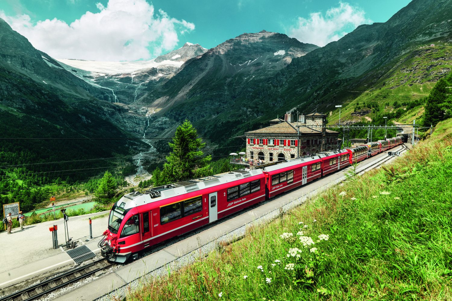 Trein Bernina Express bij Alp Gruem
