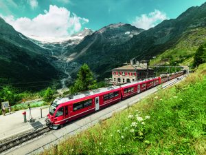 Trein Bernina Express bij Alp Gruem