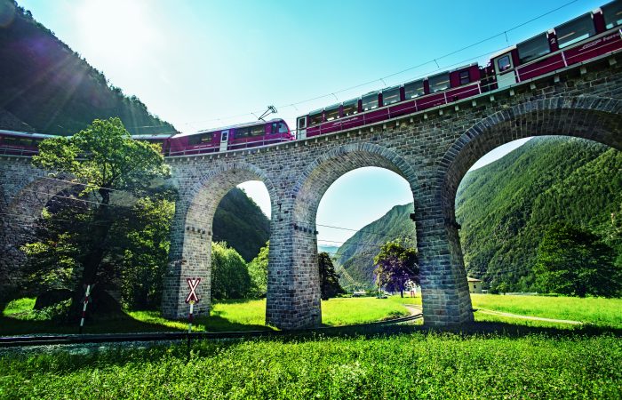 Bernina trein op het viaduct van Brusio