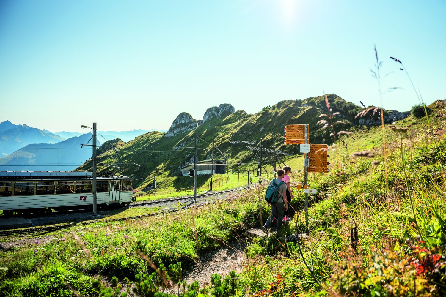 Wandelaars met tandradbaan Rochersde Naye regio Montreux