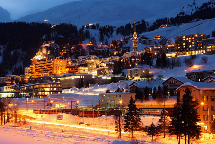 Zwitserland treinreizen winter - St. Moritz in de sneeuw bij avond met Glacier Express panoramatrein