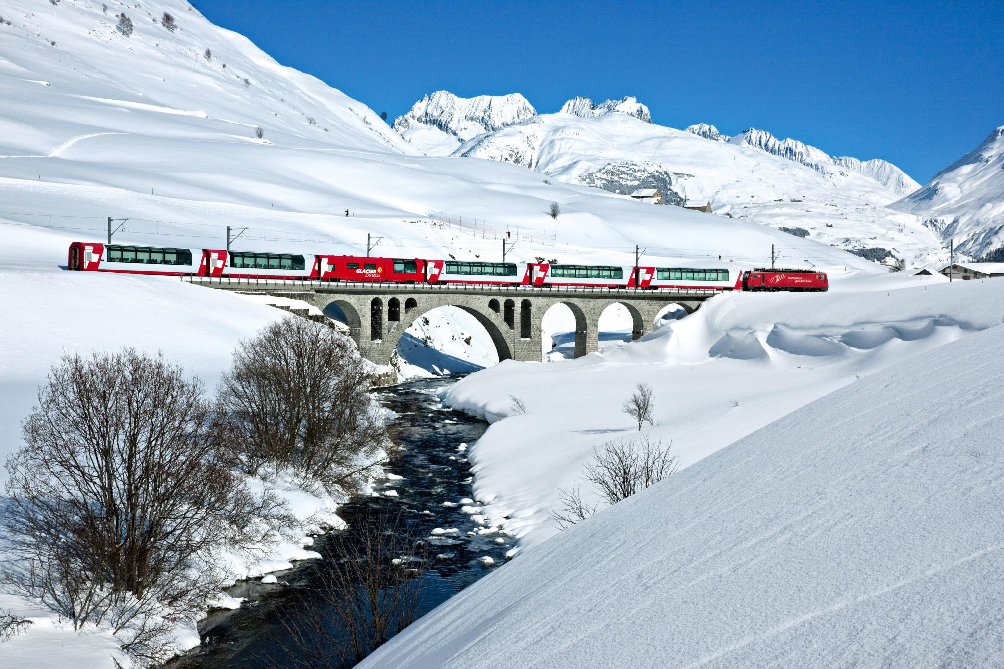 Treinreizen Zwitserland Winter - Glacier Express panoramatrein over een viaduct in de sneeuw