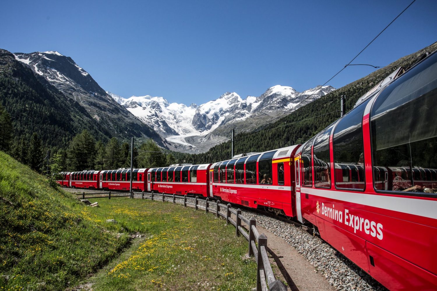 Treinreizen Zwitserland - Bernina Express panoramatrein in de Montebellobocht met de Morteratsch gletsjer op achtergrond
