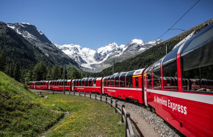 Treinreizen Zwitserland - Bernina Express panoramatrein in de Montebellobocht met de Morteratsch gletsjer op achtergrond