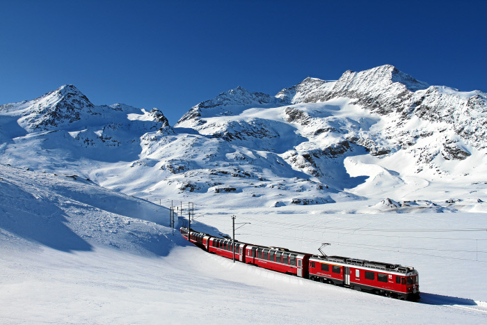 Treinreizen Zwitserland Winter - Bernina Express panoramatrein in de sneeuw bij Lago Bianco