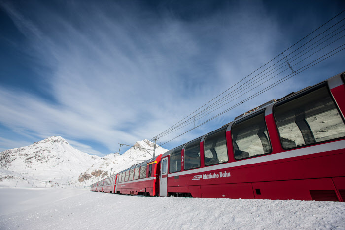 Treinreizen Zwitserland Winter - Bernina Express panoramatrein in de sneeuw op de Berninapas