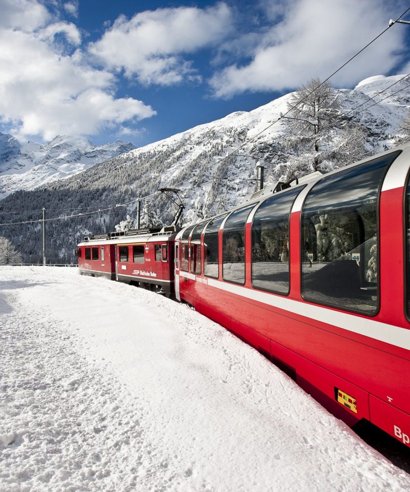 Treinreizen Zwitserland Winter - Bernina Express panoramatrein in de sneeuw in Montebello bocht