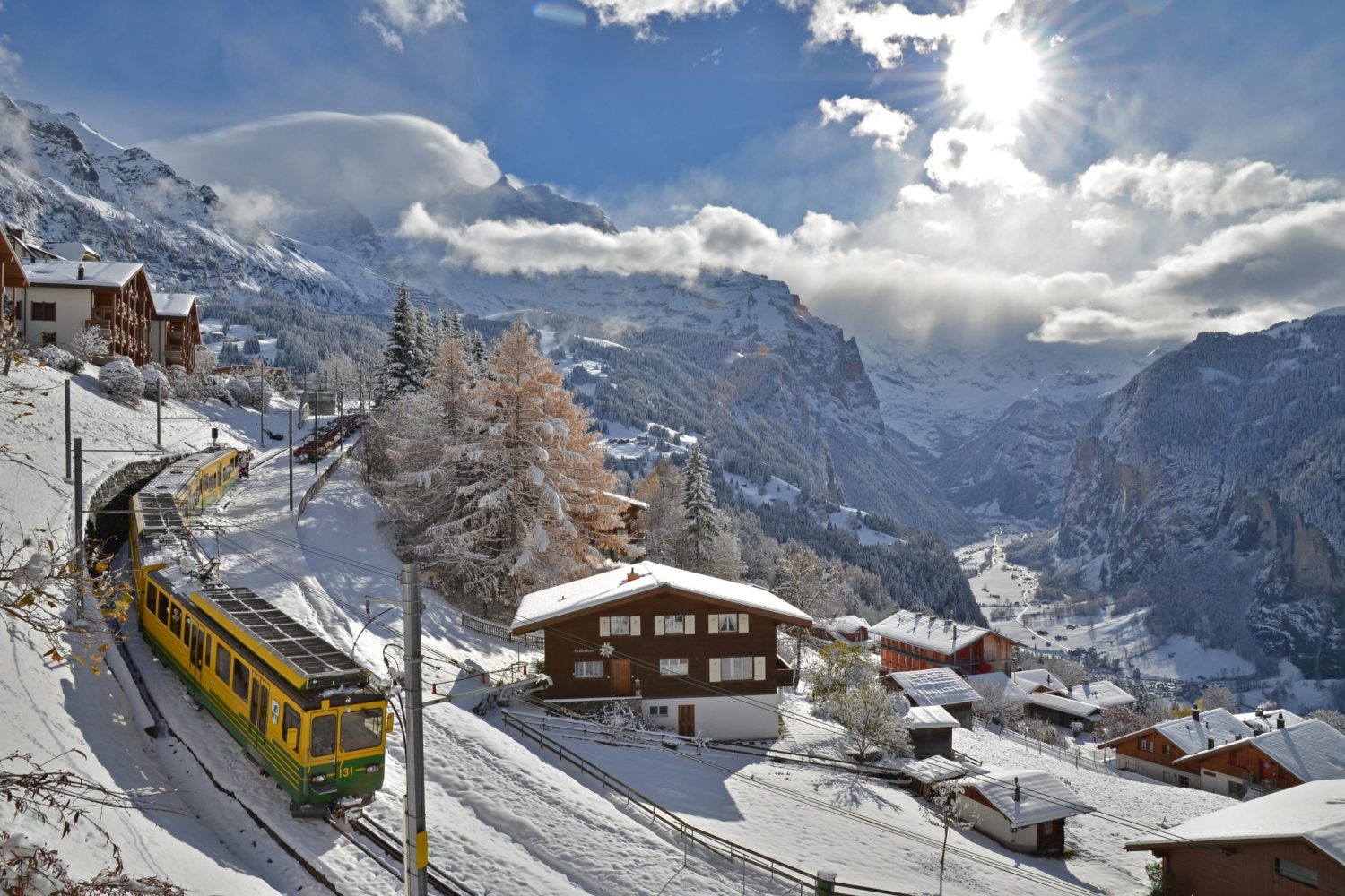 Treinreizen Zwitserland winter-trein van de Jungfraubahn in de sneeuw bij Wengen