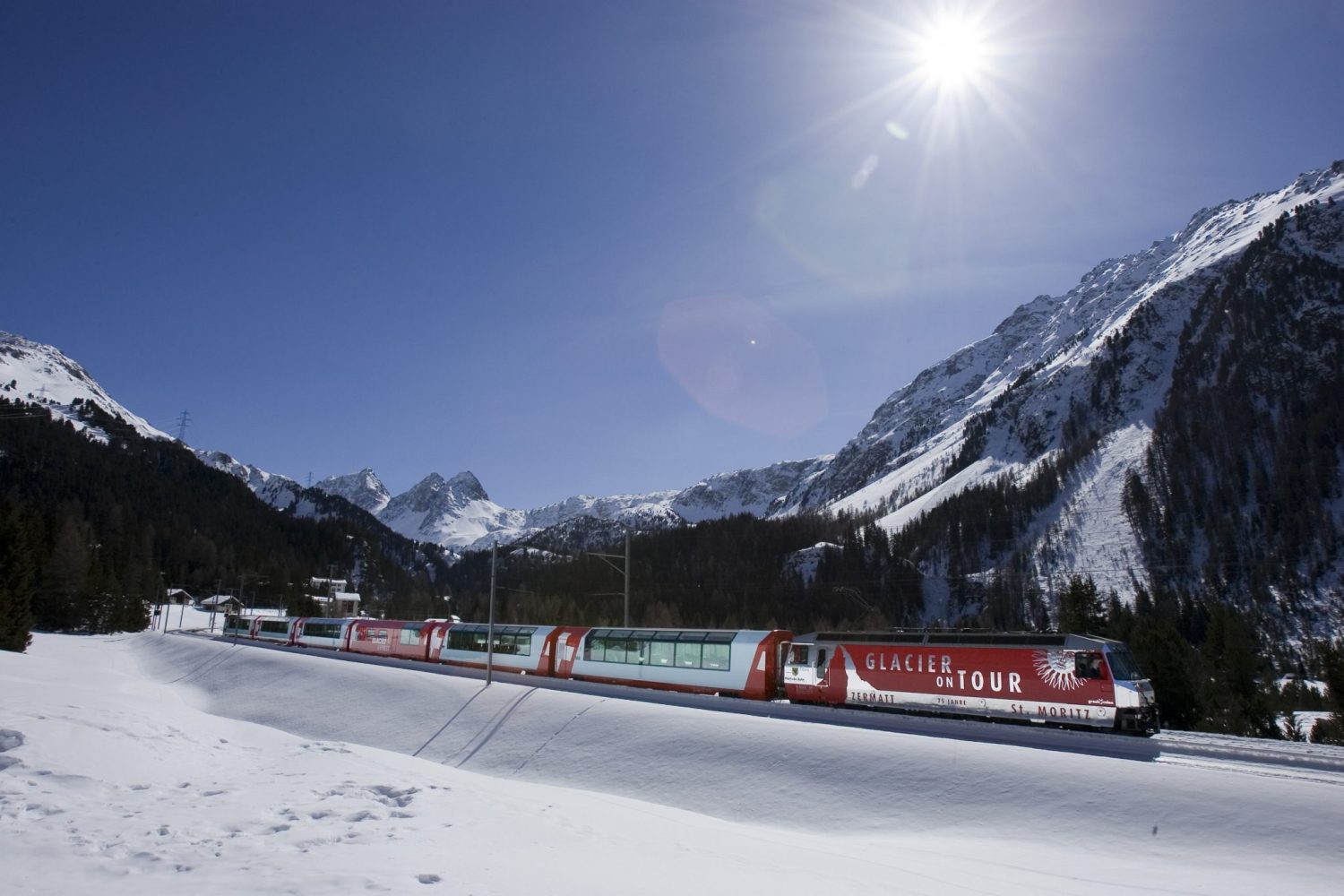 Treinreizen Zwitserland Winter - Glacier Express panoramatrein in de sneeuw