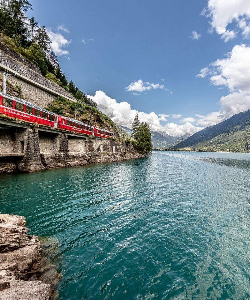Bernina Express bij Lago di Poschiavo