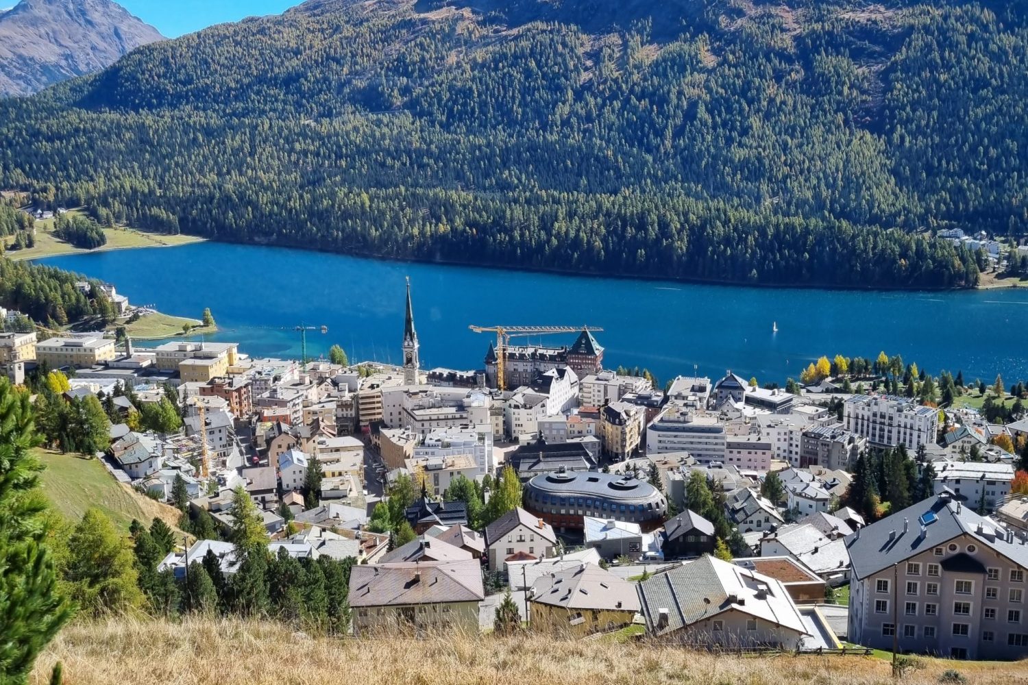 Uitzicht op St. Moritz, de bergen en het meer.