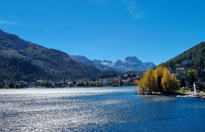 Het meer bij St. Moritz met de omliggende bergen.