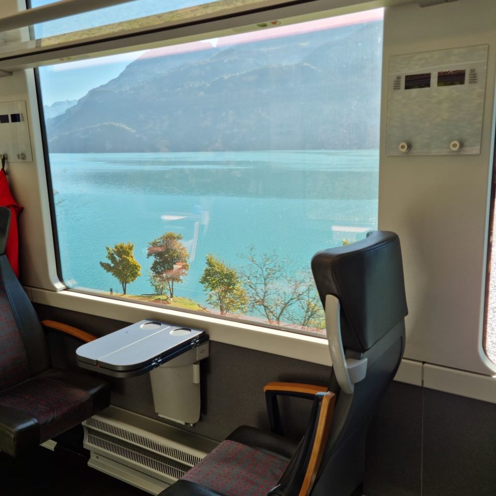 mooi helder uitzicht vanuit de Luzern-Interlaken express