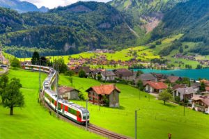 hier zie je de trein die door de Zwitserse landschappen