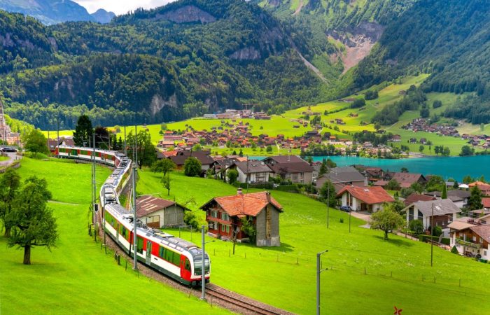 hier zie je de trein die door de Zwitserse landschappen