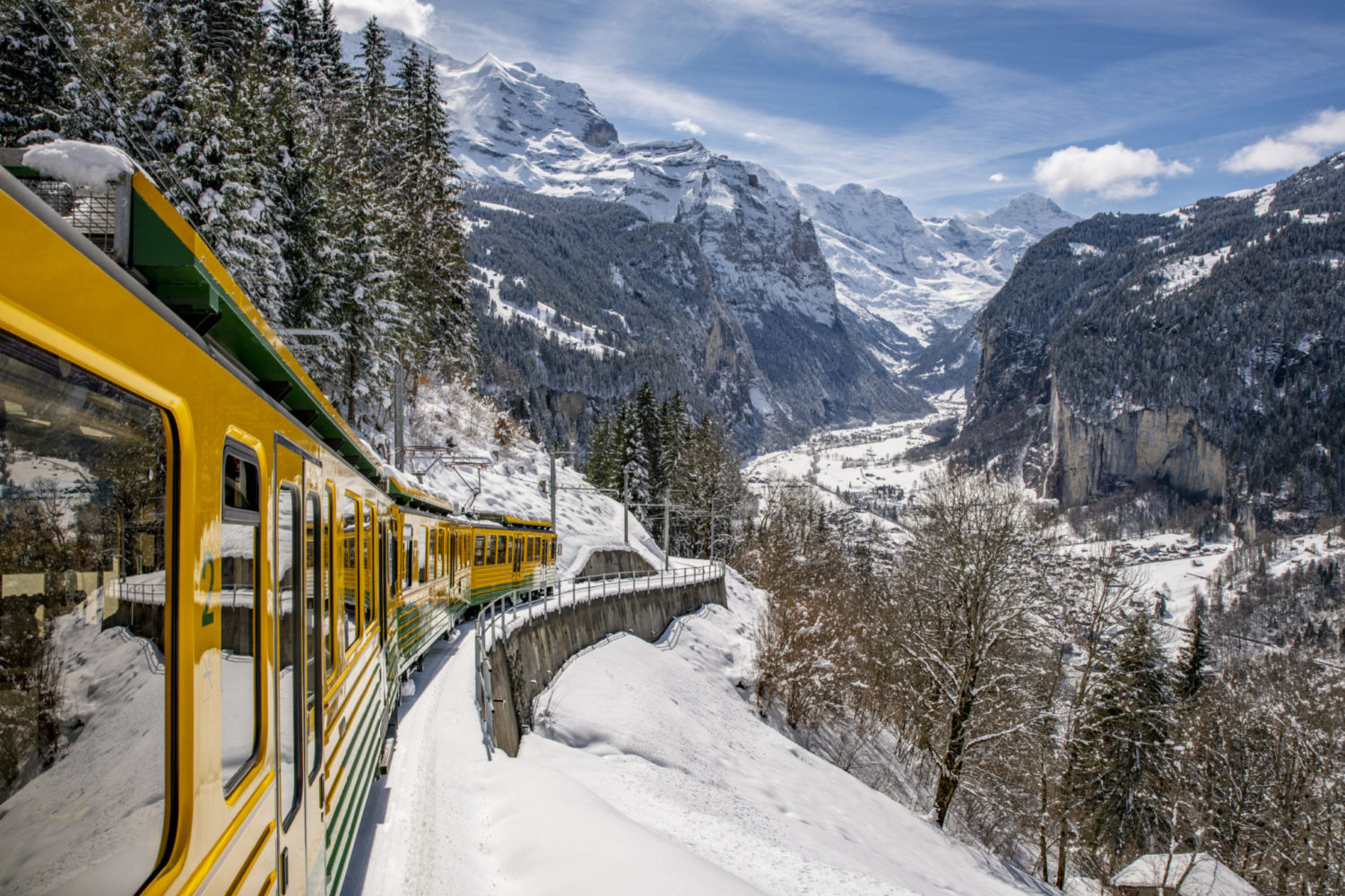 Jungfraubahn bij Wengen met uitzicht op Lauterbrunnen