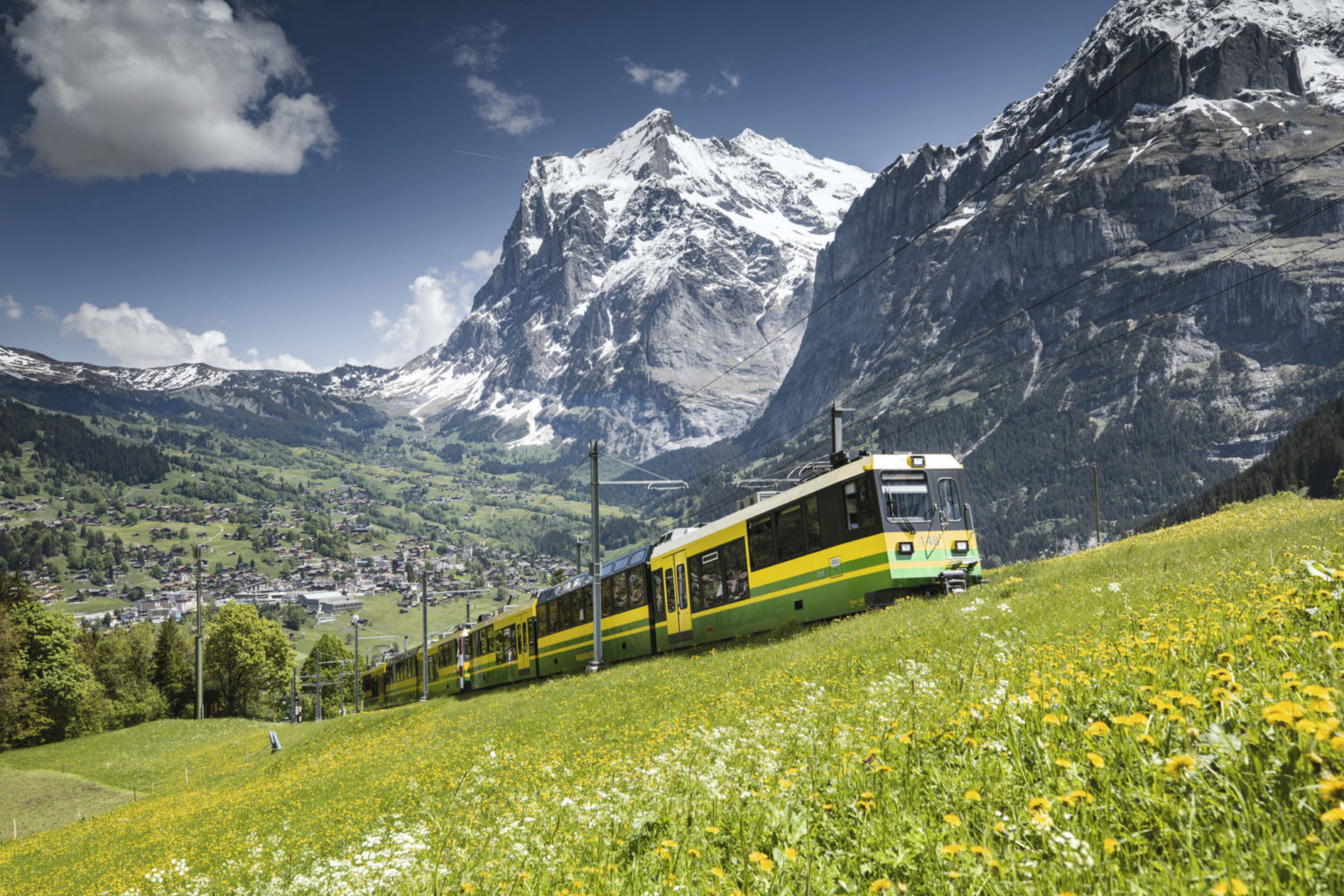 Wengernalpbahn met uitzicht op Grindelwald en Wetterhorn