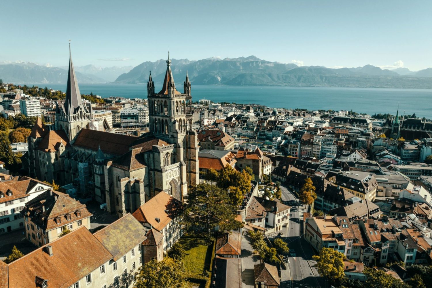 Lausanne uitzicht historisch centrum en Meer van Geneve